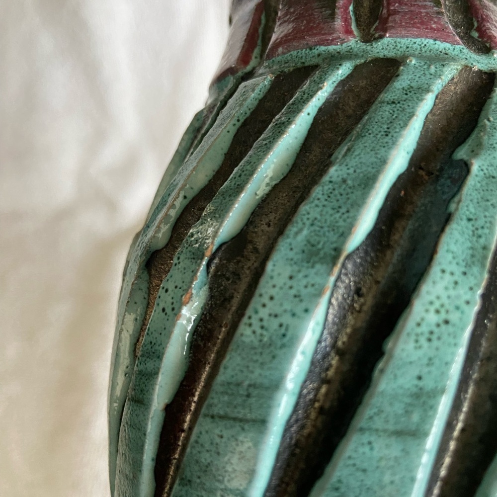 🩷 Vtg ITALIAN Hand Made POTTERY VASE Carved Designs in TEAL/BURGUNDY/Metallic Bl - Picture 11 of 11